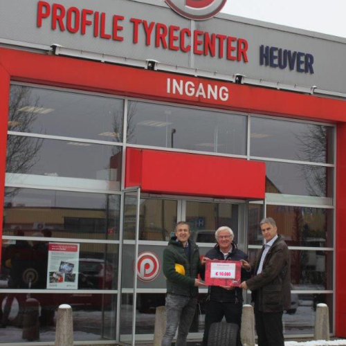 Overhandiging Cheque.jpg