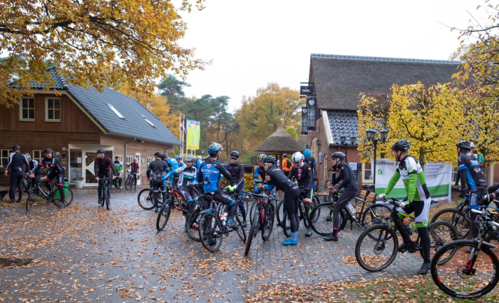 deelnemers bij vertrek.jpg