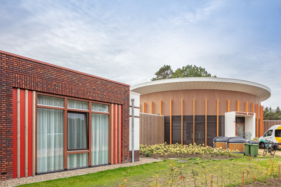 Hellendoorn 38 zorgeenheden en werkgebouw