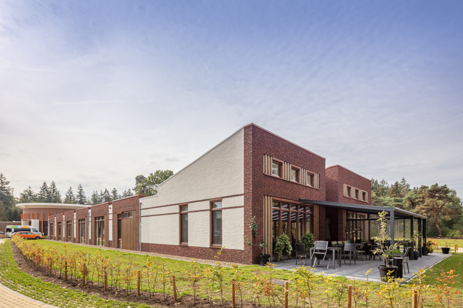 Hellendoorn 38 zorgeenheden en werkgebouw