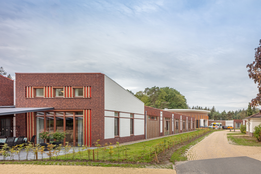 Hellendoorn 38 zorgeenheden en werkgebouw