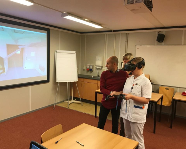 eindgebruiker met 3D bril.jpg