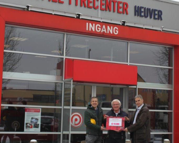Overhandiging Cheque.jpg