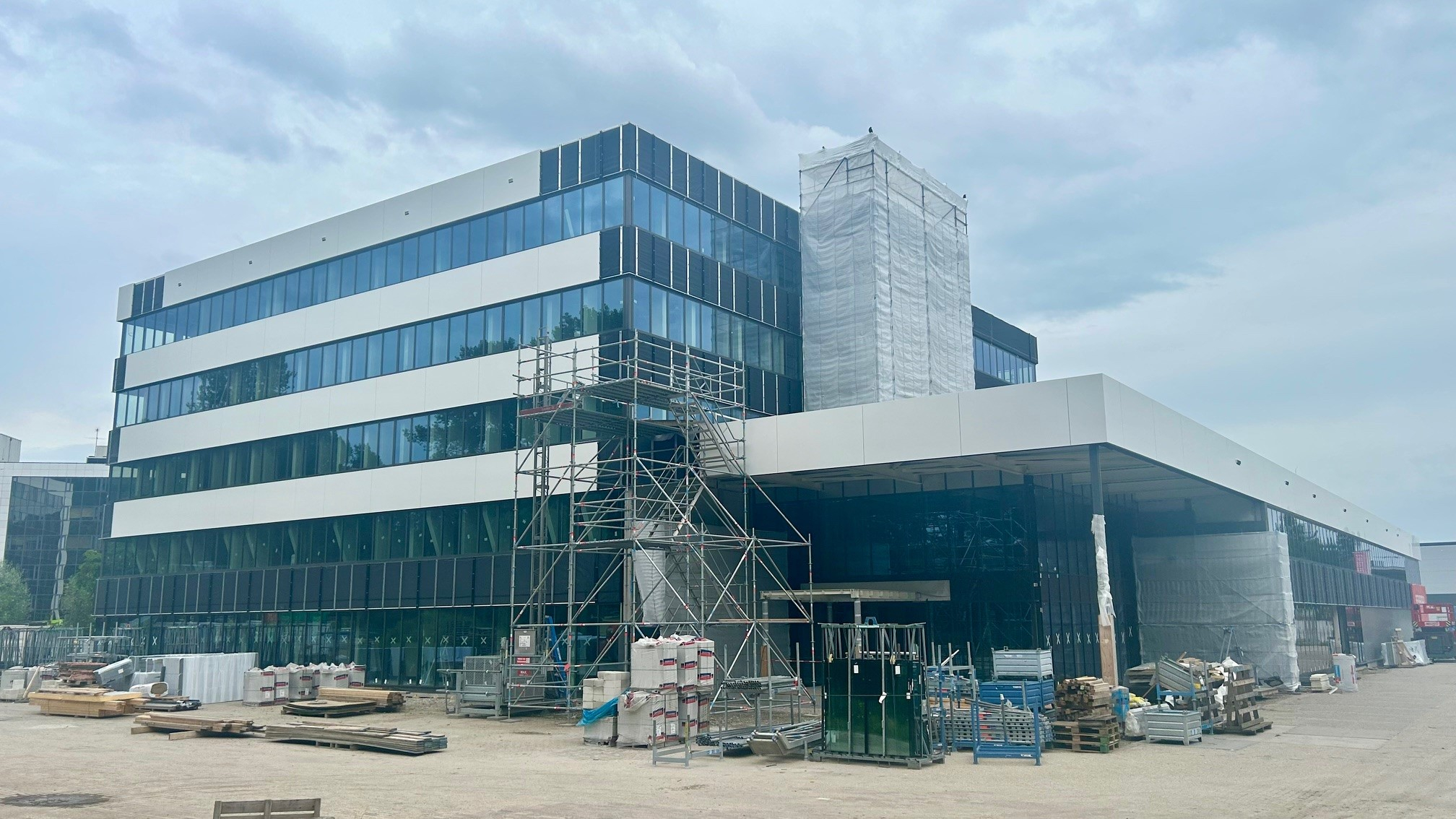 gebouw aanzicht in aanbouw