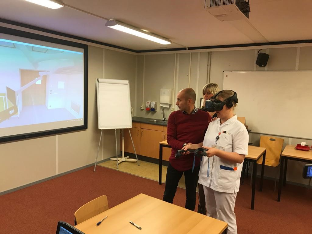 eindgebruiker met 3D bril.jpg
