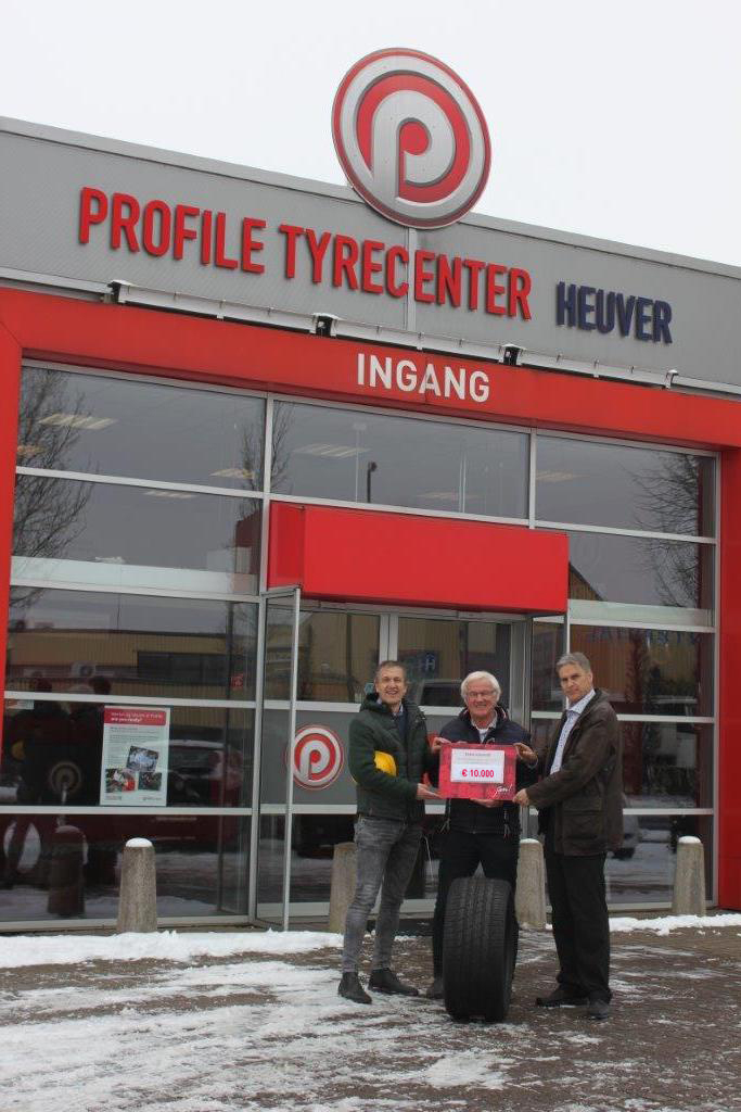 Overhandiging Cheque.jpg